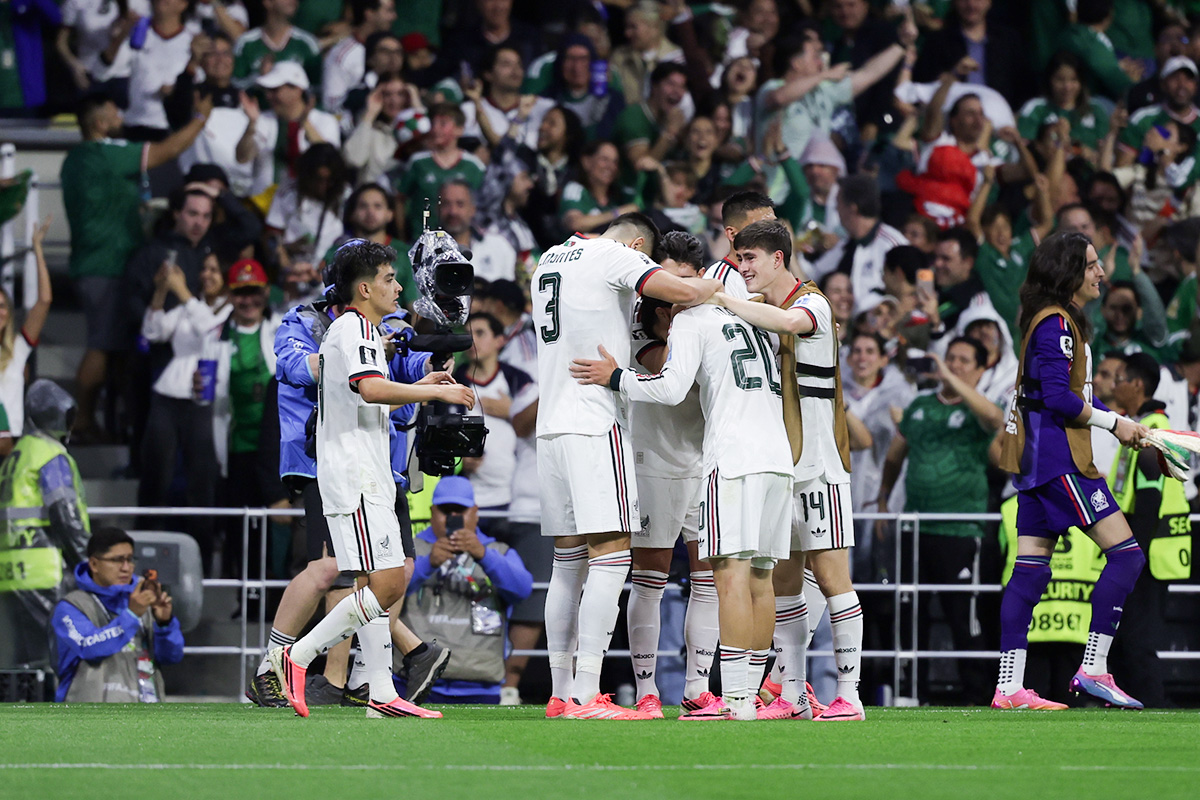 México golea y es primero del Grupo A