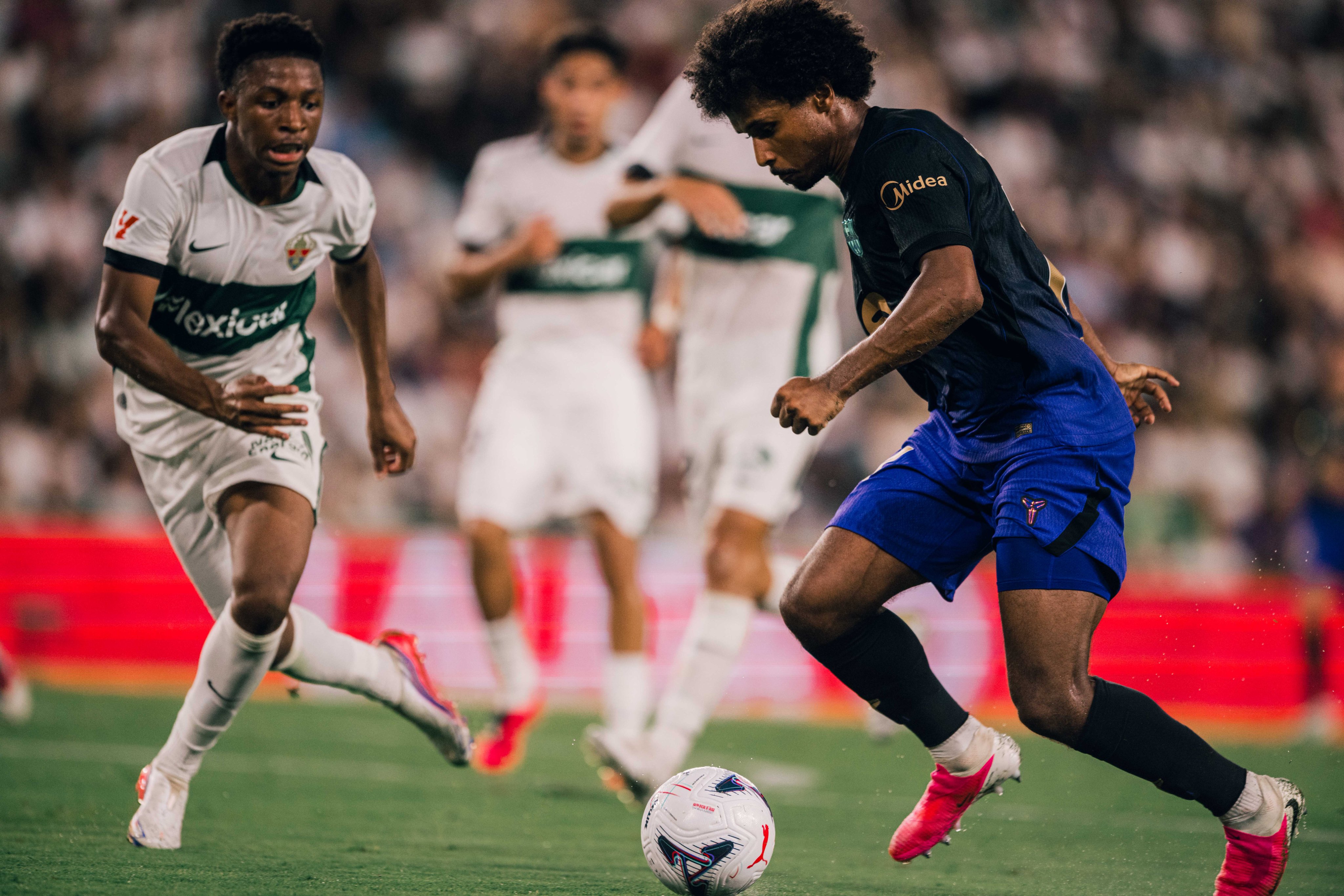 Barcelona goleo al Elche en su debut
