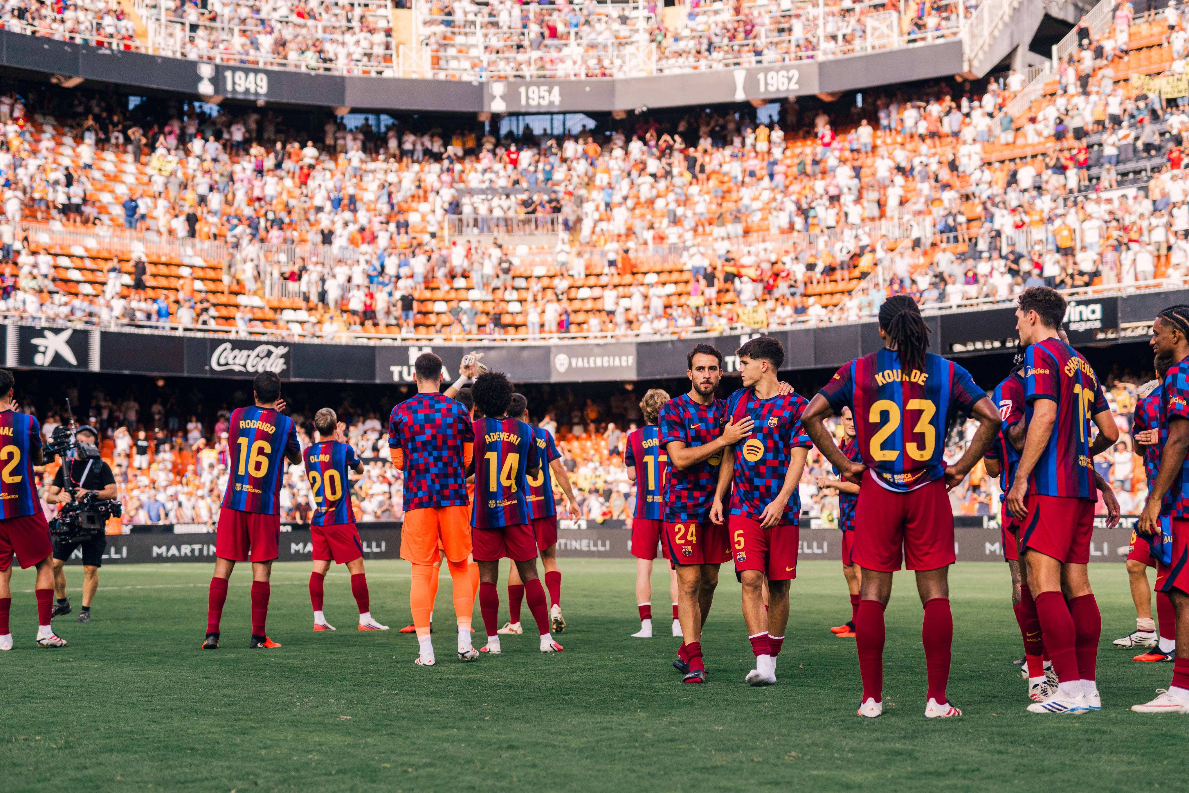 Barcelona aplasto al Valencia en Mestalla
